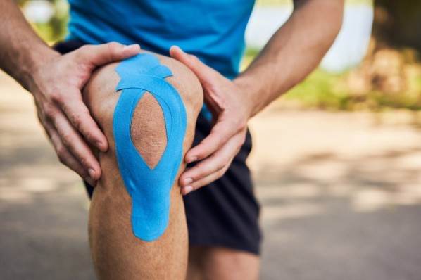 Kinesiotape wurde selbst auf dem Knie angebracht