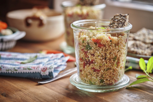 Ein Salatglas gefüllt mit Bulgursalat.