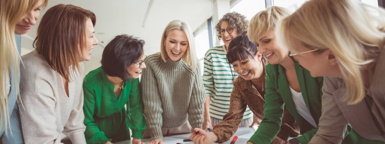 Eine Gruppe Unternehmer diskutiert Ideen beim Ideenwettbewerb "49 gewinnt"
