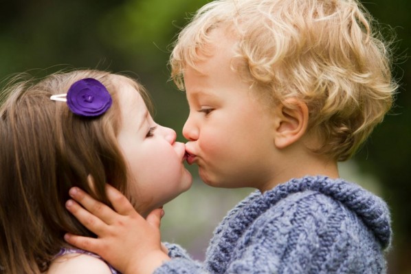 Zwei Kinder im Kleinkindalter küssen sich.