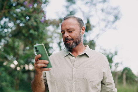 Ein Mann freut sich über die KatRetter-App