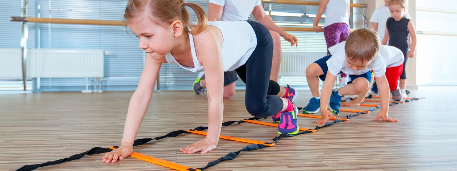 Kleine Kinder beim Sport in einer Turnhalle