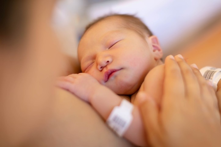 Bonding bei einem Baby, das per Kaiserschnitt zur Welt kam.