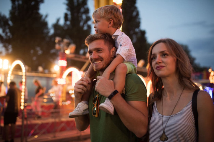 Familie erkundet Stadtfest in Halberstadt