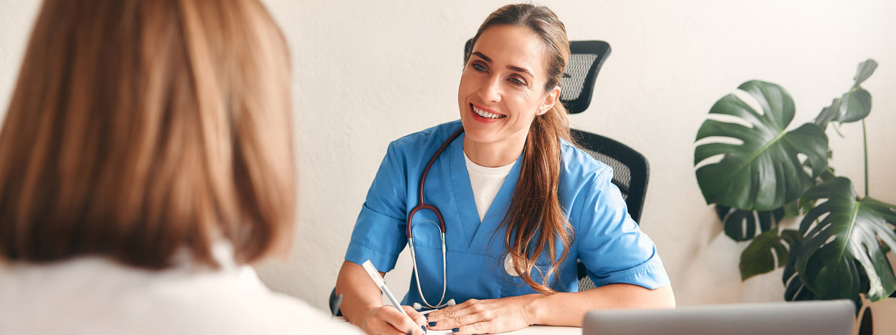 Fachärztin für Innere Medizin begrüßt Patientin