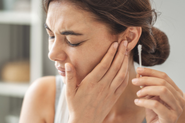 Frau hat sich mit Ohrenstäbchen verletzt