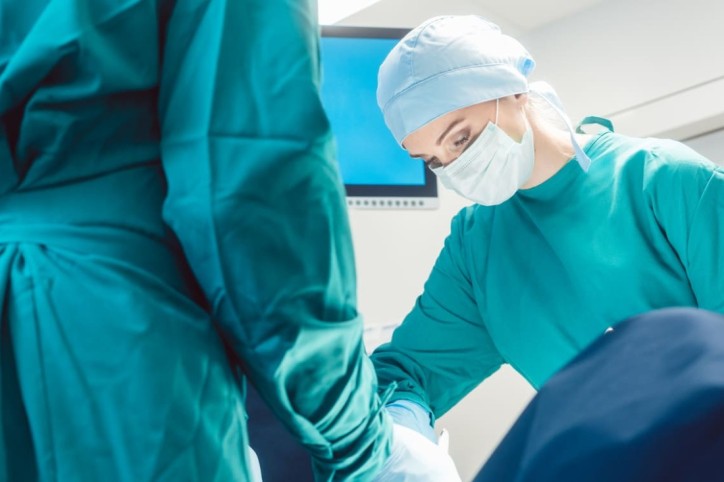 Team von Chirurgen im OP-Saal während der Operation