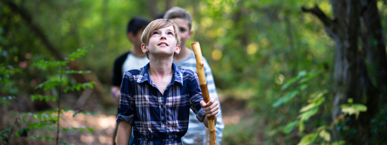 Eine Familie achtet beim Wandern auf den Eichenprozessionsspinner