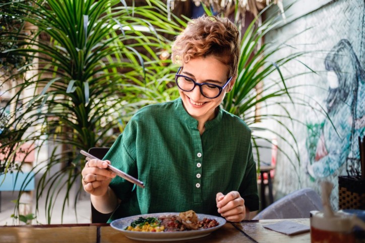 Eine Frau genießt ihre Mahlzeit mit Fleischersatzprodukten
