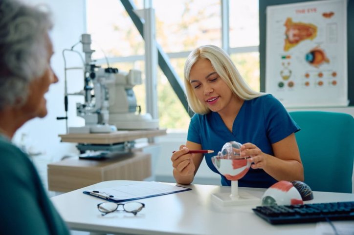 Eine Ärztin erklärt einer Patientin den Aufbau des Auges