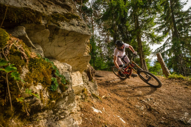 Fahrtechnik in einer Kurve auf dem Mountainbike