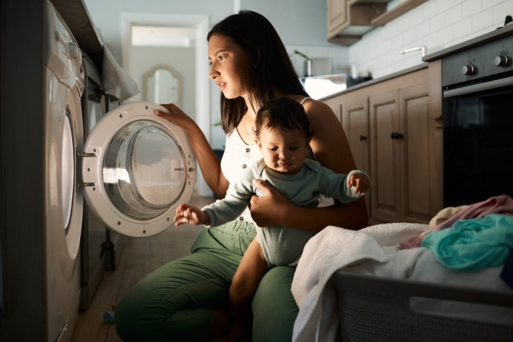 Eine junge Mutter mit Burn-on aufgrund von Care-Arbeit