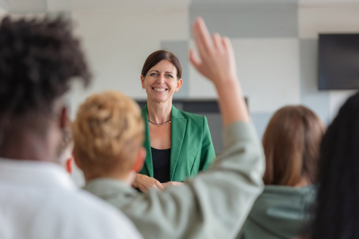 Eine Rednerin hält einen Vortrat auf dem Magdeburger Psychose-Seminar