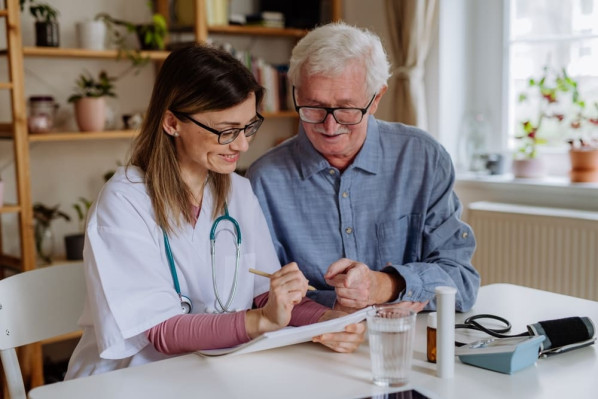 Eine Ärztin erstellt gemeinsam mit einem Patienten einen Medikamentionsplan