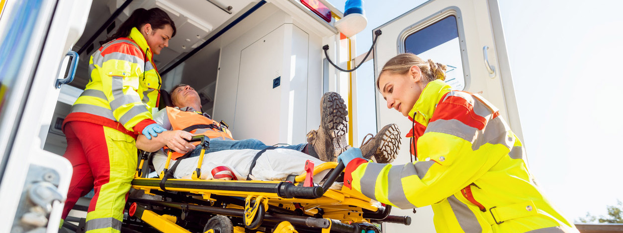 Rettungssanitäterinnen versorgen Mann in der Börde