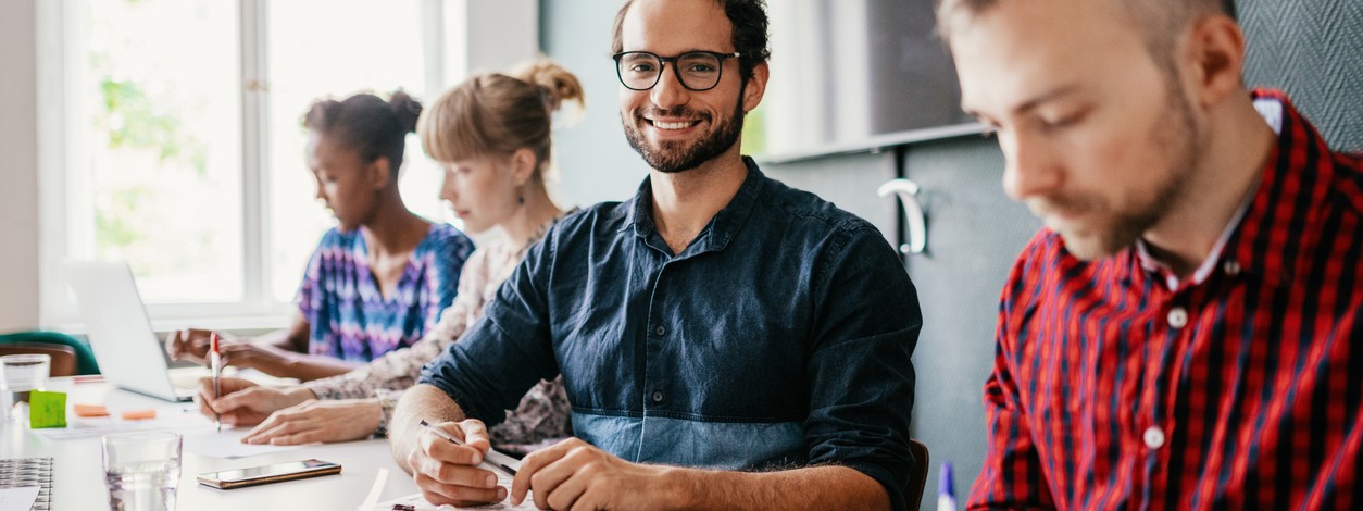 Kollegen arbeiten gemeinsam in einem Workshop