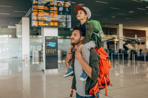 Ein Vater, der unter Flugangst leidet, steht mit seinem Sohn am Flugahfen