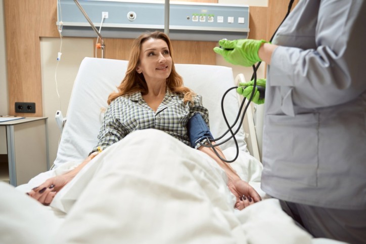 Eine Frau wartet auf eine Nierentransplantation