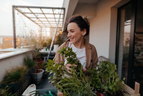 Eine Frau genießt den Frühling auf ihrem Balkon