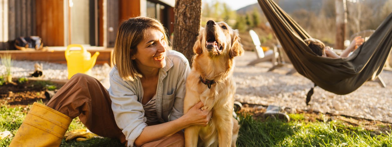 Eine Frau stärkt ihr Psyche durch eine Auszeit im Garten