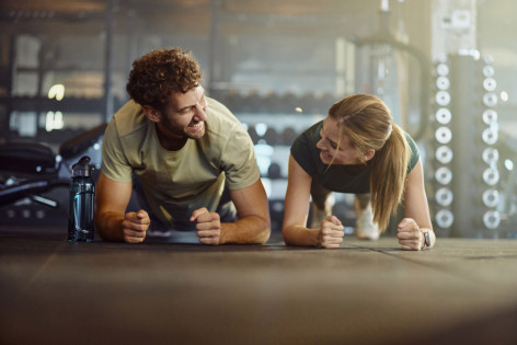 Ein Paar beim gemeinsamen Hybrid-Training