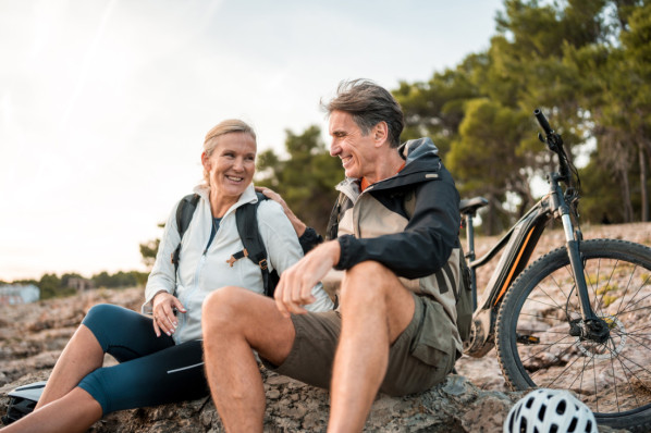Reifes paar macht pause auf einer fahrradtour