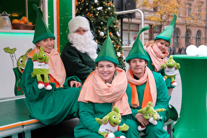 Eine Familie besucht die AOK-Weihnachtstour 2024