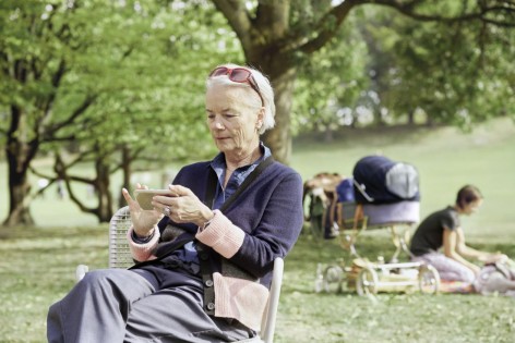 Eine Frau blickt auf ihr Smartphone