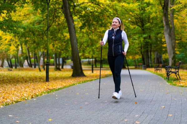 Eine Frau walked, um Lymphödeme bestmöglich vorzubeugen