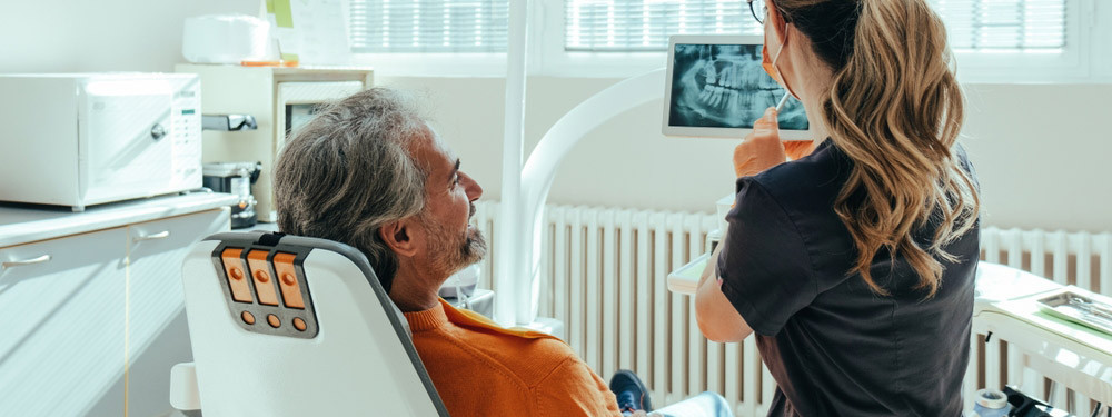Eine Stipendiantin für Zahnmedizin behandelt einen Patienten