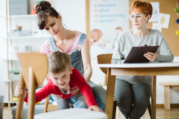 Mutter mit ihrem 3-jährigen Sohn bei einer ADHS-Expertin