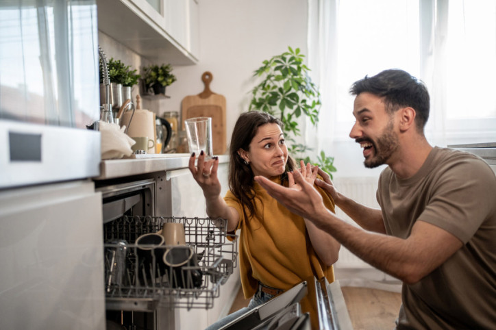 Eine Frau belehrt ihren Mann mit ADHS, dass er vergessen hat, den Geschirrspüler anzustellen