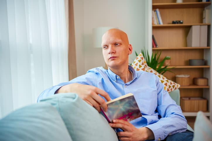 Ein Krebspatient liest nach Krebstherapie ein Buch
