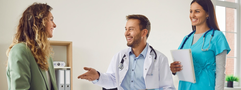 Eine Patientin wird von zwei Ärzten in der Uniklinik Magdeburg beraten.