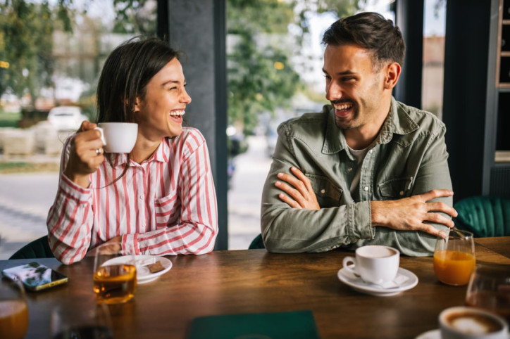 Freunde lachen gemeinsam in einem Café in Sachsen-Anhalt