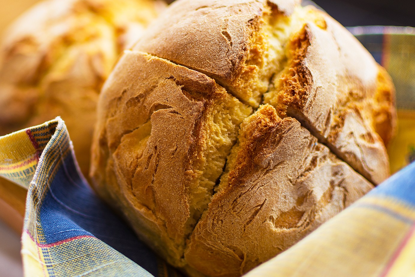 Frisch gebackenes Brot in einem Korb