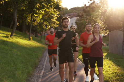 Ein Trainer weist die Teilnehmer der AOK-Laufschule ein