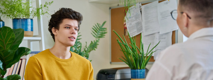 Jugendlicher lässt sich vom neuen Kinderarzt in Quedlinburg beraten