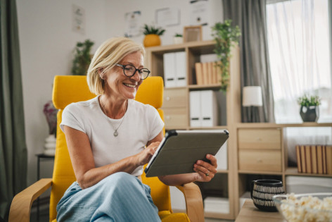 Eine ältere Frau nutzt die "Meine Gesundheitswelt"