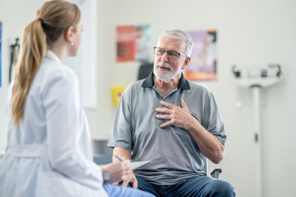 älterer Mann mit herzproblemen zum Checkup bei Ärztin 