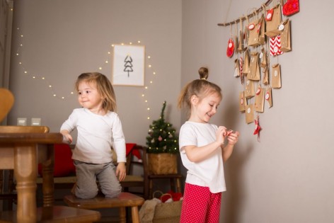 Zwei Mädchen öffnen eine Weihnachtskalender.