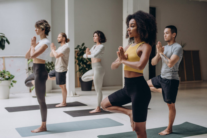 Eine Gruppe beim meditativen Yoga