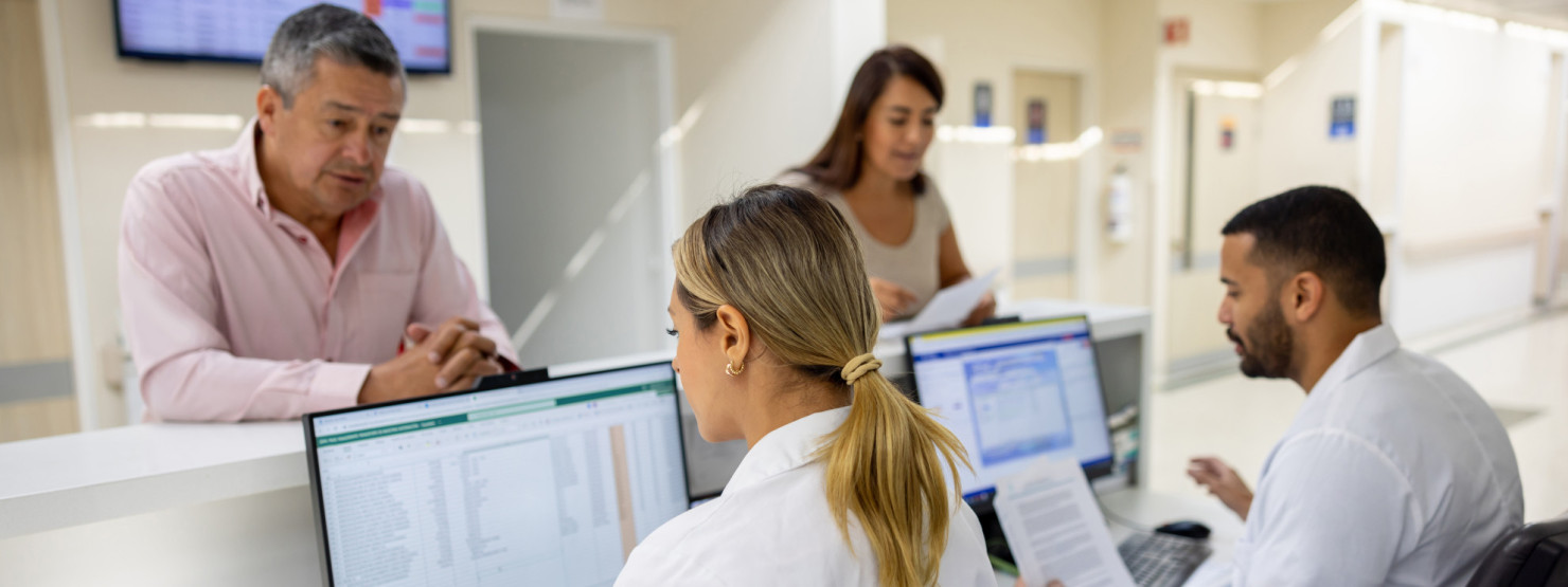 Patienten werden von medizinischen Fachkräften in der Notaufnahme aufgenommen.