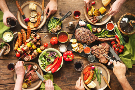 verschiedene Grillgerichte und Salate auf einem Tisch
