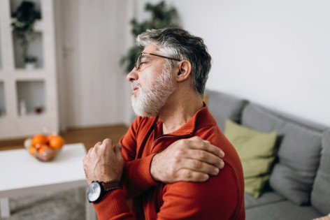 Ein Mann leidet unter muskulärer Dysbalance