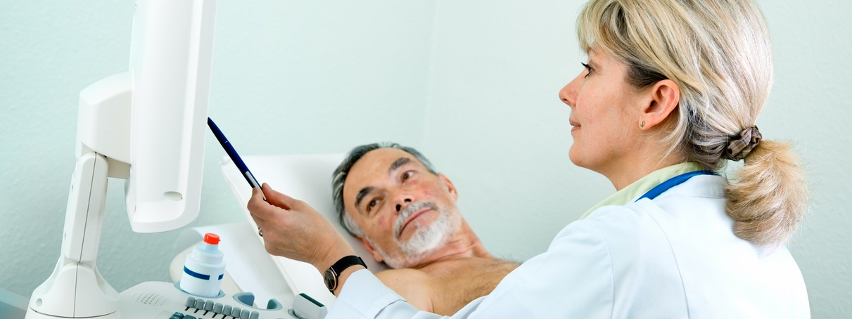 Eine Ärztin untersucht per Ultraschall einen Patienten auf Aneurymen an der Bauchaorta.