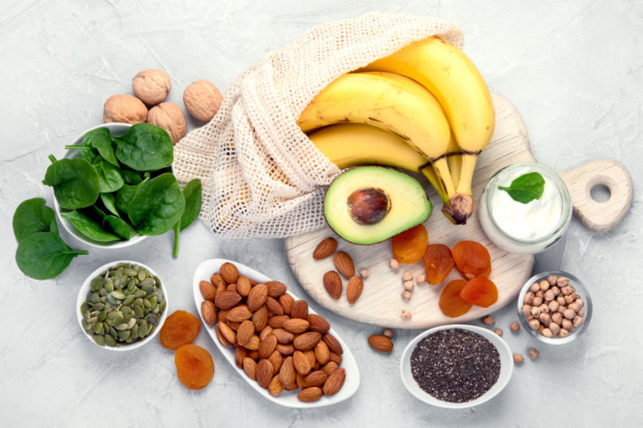 Kaliumreiche Lebensmittel: Banane, Avocado, Nüsse, Spinat