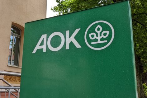 Schild mit AOK-Logo vor einem Kundencenter