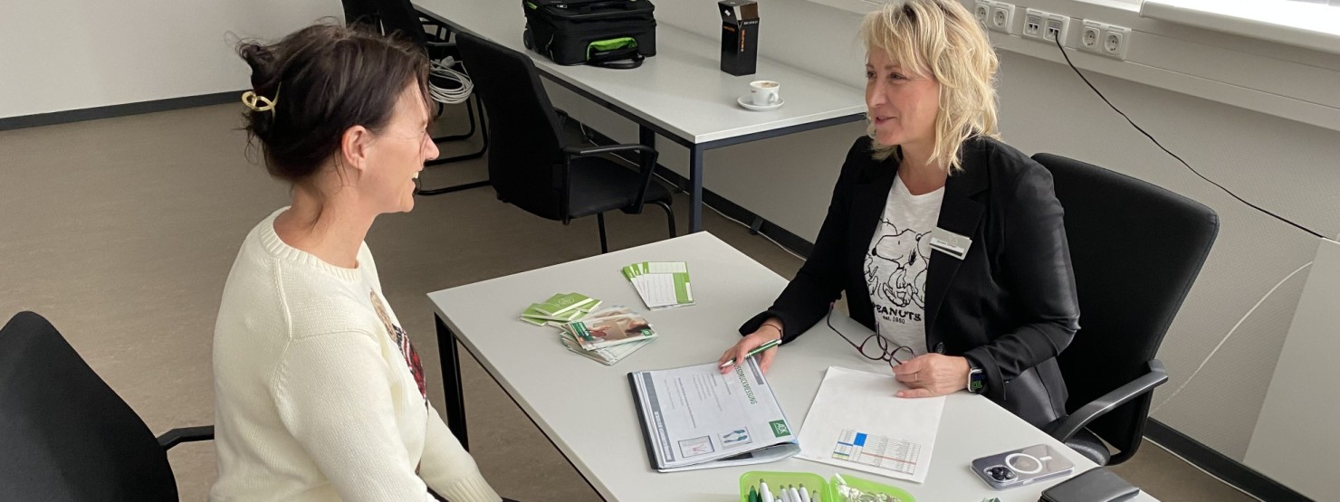 Eine BGF-Beraterin der AOK Sachsen-Anhalt berät eine Angestellte der Schäfers GmbH.