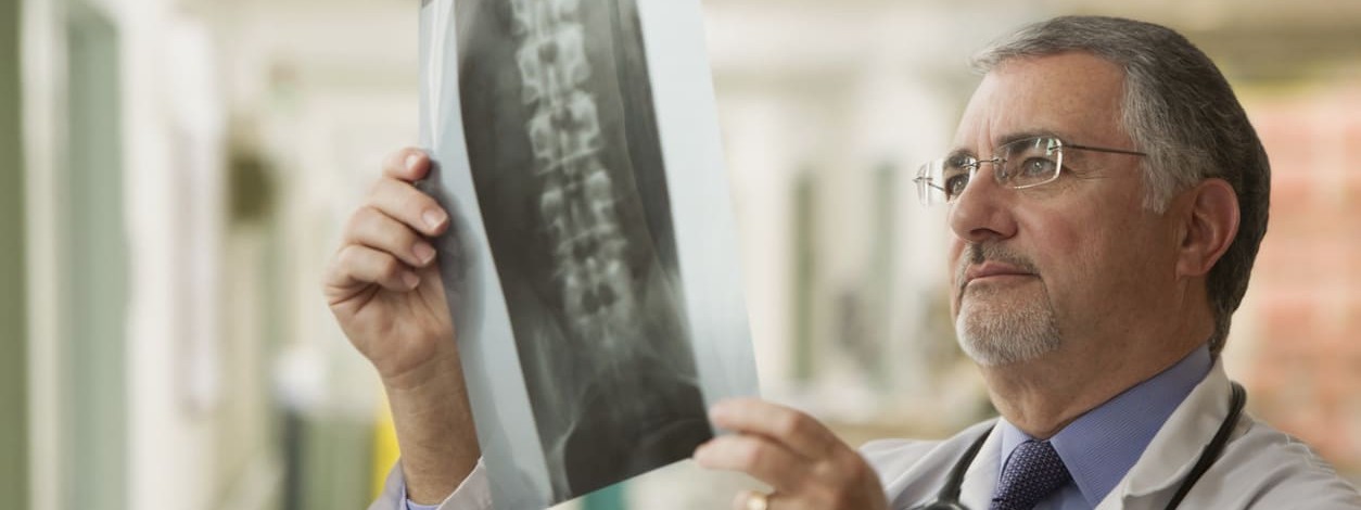 Neue Orthopäde begutachtet Röntgenaufnahme